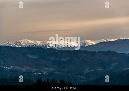 Blick über Hils oben Škofja Loka in Slowenien Stockfoto