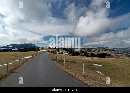 Countray Straße im Allgäu mit blau, bewölktem Himmel Stockfoto