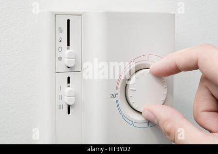 Hand-Schalter Klimaanlage System Thermostat an Wand Stockfoto