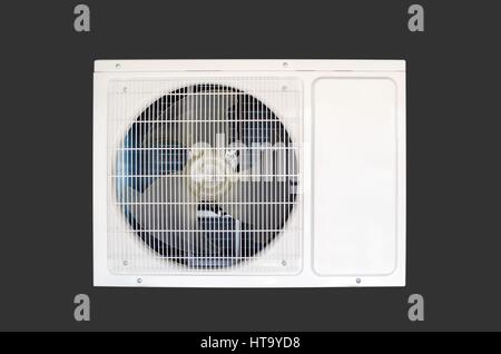 Kompressor der Klimaanlage auf dunkelgrauen Hintergrund isoliert Stockfoto