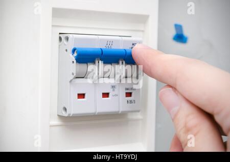 Finger-Schalter Sicherungsautomat. Elektrische Ausrüstung hautnah Stockfoto