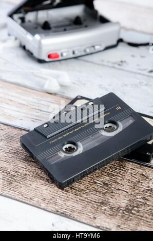 Alten Kassette Tape-Player und Recorder mit Kopfhörer auf hölzernen Hintergrund Stockfoto
