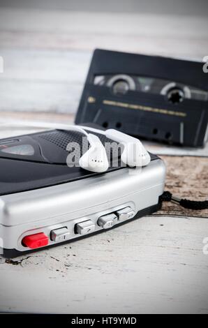 Alten Kassette Tape-Player und Recorder mit Kopfhörer auf hölzernen Hintergrund Stockfoto
