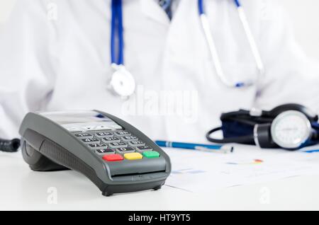 POS-Terminal in Arztpraxis. Zahlen Sie für private Gesundheitsversorgung Konzept. Stockfoto