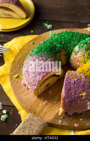 Hausgemachten bunten Karneval König Kuchen für Fat Tuesday Stockfoto