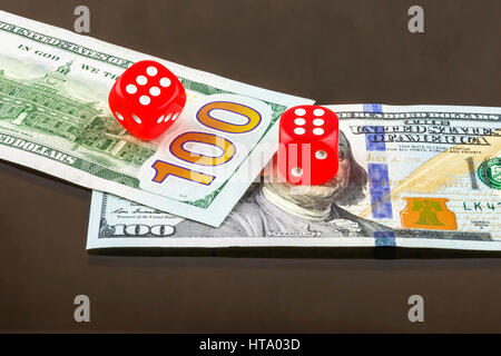 Zwei rote Würfelpoker auf Banknoten Stockfoto