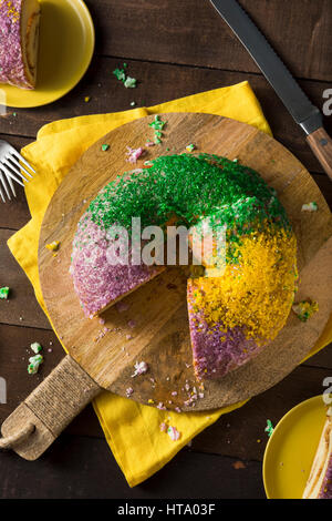 Hausgemachten bunten Karneval König Kuchen für Fat Tuesday Stockfoto