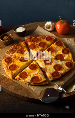 Billige fettige gefrorene Peperoni-Pizza fertig zum Verzehr Stockfoto