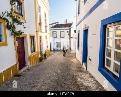 Eines der kleinen Straßen in Mértola, Region Alentejo, Portugal. Stockfoto