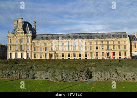 Ansicht des Louvre-Museums aus den Tuilerien in Paris, Frankreich Stockfoto