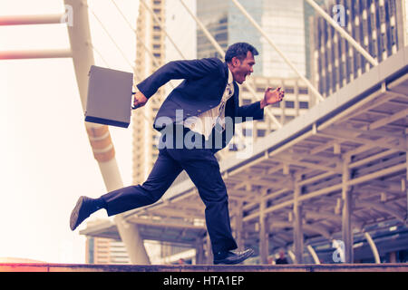 Geschäftsmann, tragen eine Aktentasche Happy in Arbeit Stockfoto