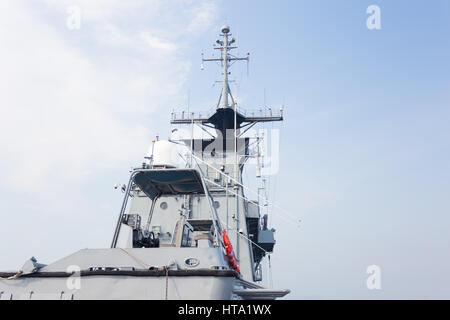 Graue moderne Kriegsschiff in stillem Wasser Segeln Stockfoto