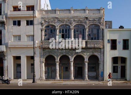 Residenzen am Meer entlang El Malecon, Havanna, Kuba Stockfoto