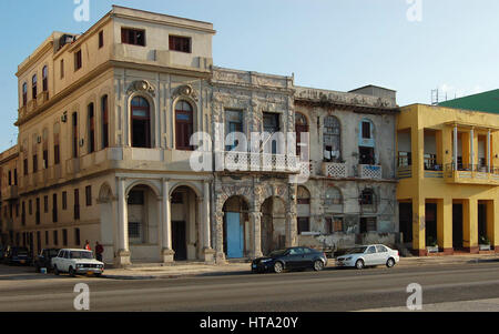 Residenzen am Meer entlang El Malecon, Havanna, Kuba Stockfoto