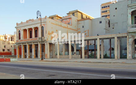 Direkt am Meer-Gebäude entlang El Malecon, Havanna, Kuba Stockfoto