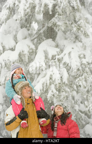 Mädchen und Eltern im Schnee Stockfoto