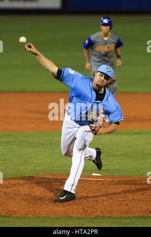 Port Charlotte, Florida, USA. 8. März 2017. WILL VRAGOVIC | Times.Tampa Bay Rays ab Krug Ryne Stanek (62) im neunten Inning des Spiels zwischen der kolumbianischen Nationalmannschaft und die Tampa Bay Rays an Charlotte Sportpark in Port Charlotte, Florida auf Mittwoch, 8. März 2017 werfen. Bildnachweis: Willen Vragovic/Tampa Bay Times / ZUMA Draht/Alamy Live News Stockfoto