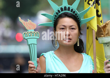 Sydney, Australien. 9. März 2017. Amnesty International Australien veranstaltet einen Protest außerhalb der US-Konsulat in Martin Place gegen US-Präsident Donald Trump Ausführungsverordnung Menschen aus sechs mehrheitlich muslimischen Ländern und Flüchtlinge zu verbieten. Kredit: Kredit: Richard Milnes/Alamy Live-Nachrichten Stockfoto