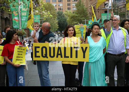 Sydney, Australien. 9. März 2017. Amnesty International Australien veranstaltet einen Protest außerhalb der US-Konsulat in Martin Place gegen US-Präsident Donald Trump Ausführungsverordnung Menschen aus sechs mehrheitlich muslimischen Ländern und Flüchtlinge zu verbieten. Kredit: Kredit: Richard Milnes/Alamy Live-Nachrichten Stockfoto