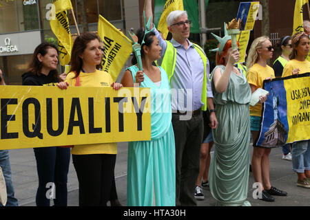 Sydney, Australien. 9. März 2017. Amnesty International Australien veranstaltet einen Protest außerhalb der US-Konsulat in Martin Place gegen US-Präsident Donald Trump Ausführungsverordnung Menschen aus sechs mehrheitlich muslimischen Ländern und Flüchtlinge zu verbieten. Kredit: Kredit: Richard Milnes/Alamy Live-Nachrichten Stockfoto