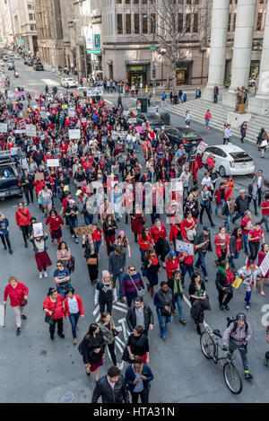 San Francisco, USA. 8. März 2017. Demonstranten marschieren durch San Francisco in Richtung ICE Sitz Trumps Abschiebung der illegalen Einwanderer nach einer Kundgebung am internationalen Frauentag zu protestieren. Viele Demonstranten trugen rote um Unterstützung für den "Tag ohne eine Frau" Streik zu zeigen. Bildnachweis: Shelly Rivoli/Alamy Live-Nachrichten Stockfoto