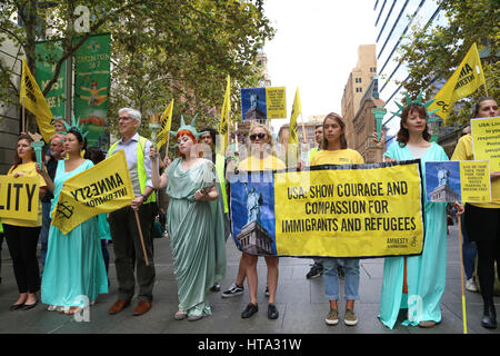 Sydney, Australien. 9. März 2017. Amnesty International Australien veranstaltet einen Protest außerhalb der US-Konsulat in Martin Place gegen US-Präsident Donald Trump Ausführungsverordnung Menschen aus sechs mehrheitlich muslimischen Ländern und Flüchtlinge zu verbieten. Kredit: Kredit: Richard Milnes/Alamy Live-Nachrichten Stockfoto