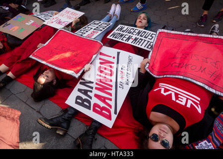 New York, USA. 8. März 2017. Frauen markiert internationaler Frauentag - A Tag ohne a Woman, mit einer Kundgebung in Washington Square Park, gefolgt von einem März. Viele Frauen trugen rote und habe den Tag als einen Generalstreik. Bildnachweis: Stacy Walsh Rosenstock/Alamy Live-Nachrichten Stockfoto