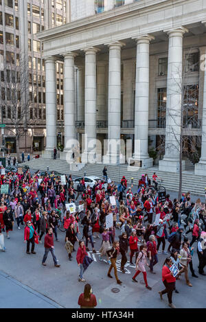 San Francisco, USA. 8. März 2017. Demonstranten marschieren durch San Francisco in Richtung ICE Sitz Trumps Abschiebung der illegalen Einwanderer nach einer Kundgebung am internationalen Frauentag zu protestieren. Viele Demonstranten trugen rote um Unterstützung für den "Tag ohne eine Frau" Streik zu zeigen. Bildnachweis: Shelly Rivoli/Alamy Live-Nachrichten Stockfoto