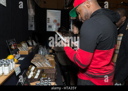 New York, USA. 8. März 2017. New Yorker durchsuchen Kayanoya Produkte in Japan Woche am Vanderbilt Hall of Grand Central Terminal Credit: Lev Radin/Alamy Live-Nachrichten Stockfoto