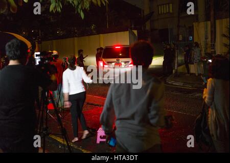 Kuala Lumpur, MALAYSIA. 8. März 2017. Mitarbeiter der nordkoreanischen Botschaft Auto kommt zu Nordkorea Botschaft in Kuala Lumpur, Malaysia als BBC TV-Reporter einen TV-Bericht vor der Botschaft in Kuala Lumpur, Malaysia auf 5. März 2017 behandelt. Malaysia sagte am März 07, dass Nordkorea Botschaft, die Mitarbeiter daran gehindert sind, das Land zu verlassen, nach Pyongyang, Nordkorea alle malaysische Staatsangehörige zu verlassen verboten. Bildnachweis: Chris Jung/ZUMA Draht/Alamy Live-Nachrichten Stockfoto