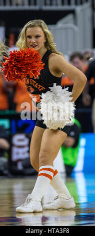 Las Vegas, NV, USA. 7. März 2017. A. Oregon State Cheerleader bei den NCAA-Pac-12 Herren-Basketball-Turnier zwischen California Golden Bears und Oregon State Beavers 62-67 verloren bei T-Mobile Arena Las Vegas, NV. Thurman James/CSM/Alamy Live-Nachrichten Stockfoto