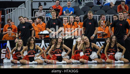 Las Vegas, NV, USA. 7. März 2017. A. Oregon State Cheerleader bei den NCAA-Pac-12 Herren-Basketball-Turnier zwischen California Golden Bears und Oregon State Beavers 62-67 verloren bei T-Mobile Arena Las Vegas, NV. Thurman James/CSM/Alamy Live-Nachrichten Stockfoto