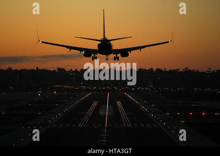 San Diego, CA, USA. 26. Dezember 2016. 26. Dezember 2016 - San Diego, Kalifornien, USA - A kommerzielle Fluggesellschaften landet während des Sonnenuntergangs am San Diego International Airport in San Diego, Kalifornien. Bildnachweis: KC Alfred/ZUMA Draht/Alamy Live-Nachrichten Stockfoto