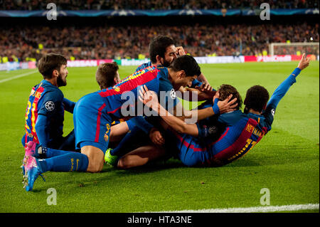 Barcelona. 8. März 2017. Barcelona-Spieler feiern den Sieg nach der UEFA Champions League Runde der 16 zweite Bein Match zwischen Barcelona und Paris Saint-Germain in Barcelona, Spanien am 8. März 2017. Barcelona gewann 6: 1 und zum Viertelfinale mit 6-5 auf Aggregat. Bildnachweis: Lino De Vallier/Xinhua/Alamy Live-Nachrichten Stockfoto