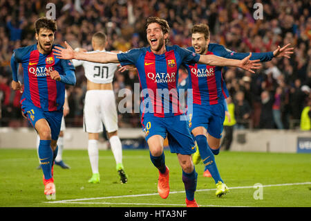 Barcelona. 8. März 2017. Sergi Roberto (2. R) von Barcelona feiert das Team späten Tor in der UEFA Champions League Runde der 16 zweite Bein Match zwischen Barcelona und Paris Saint-Germain in Barcelona, Spanien am 8. März 2017. Barcelona gewann 6: 1 und zum Viertelfinale mit 6-5 auf Aggregat. Bildnachweis: Lino De Vallier/Xinhua/Alamy Live-Nachrichten Stockfoto