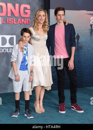 Hollywood, Kalifornien, USA. 8. März 2017. Kim Raver, Luke Boyer und Leo Boyer kommt für die Premiere des Films "Kong Skull Island" im Dolby Theater. Bildnachweis: Lisa O'Connor/ZUMA Draht/Alamy Live-Nachrichten Stockfoto