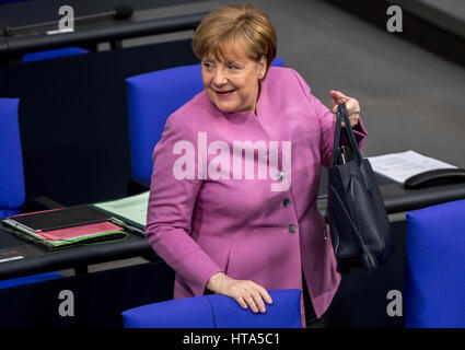 Berlin, Deutschland. 9. März 2017. Die deutsche Bundeskanzlerin Angela Merkel (CDU) im Bundestag in Berlin, Deutschland, 9. März 2017. Merkel erteilt eine Regierungserklärung zum bevorstehenden EU-Gipfel. Foto: Michael Kappeler/Dpa/Alamy Live News Stockfoto