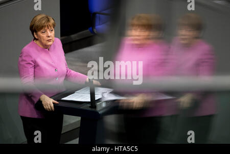 Berlin, Deutschland. 9. März 2017. Die deutsche Bundeskanzlerin Angela Merkel (CDU) im Bundestag in Berlin, Deutschland, 9. März 2017. Merkel erteilt eine Regierungserklärung zum bevorstehenden EU-Gipfel. Foto: Michael Kappeler/Dpa/Alamy Live News Stockfoto