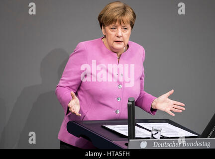 Berlin, Deutschland. 9. März 2017. Die deutsche Bundeskanzlerin Angela Merkel (CDU) im Bundestag in Berlin, Deutschland, 9. März 2017. Merkel erteilt eine Regierungserklärung zum bevorstehenden EU-Gipfel. Foto: Michael Kappeler/Dpa/Alamy Live News Stockfoto