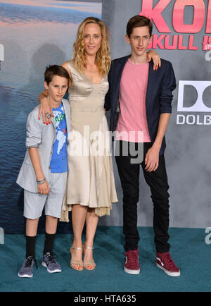 Los Angeles, USA. 8. März 2017. LOS ANGELES, CA. 8. März 2017: Schauspielerin Kim Raver & Söhnen Luke West Boyer & Leo Kipling Boyer bei der Premiere für "Kong: Skull Island" bei Dolby Theater, Hollywood. Bildnachweis: Sarah Stewart/Alamy Live-Nachrichten Stockfoto