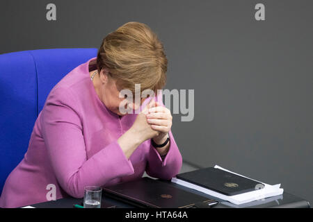 Berlin, Deutschland. 9. März 2017. Die deutsche Bundeskanzlerin Angela Merkel (CDU) im Bundestag in Berlin, Deutschland, 9. März 2017. Merkel erteilt eine Regierungserklärung zum bevorstehenden EU-Gipfel. Foto: Michael Kappeler/Dpa/Alamy Live News Stockfoto