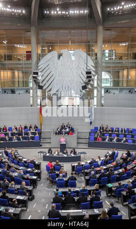 Berlin, Deutschland. 9. März 2017. Die deutsche Bundeskanzlerin Angela Merkel (CDU) im Bundestag in Berlin, Deutschland, 9. März 2017. Merkel erteilt eine Regierungserklärung zum bevorstehenden EU-Gipfel. Foto: Michael Kappeler/Dpa/Alamy Live News Stockfoto