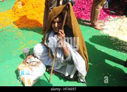 Mathura, Uttar Pradesh, Indien. 9. März 2017. Mathura: Eine indische Witwe sitzen vor feiern Holi Festival am Gopinath Tempel in der Heiligen Stadt Vrindavan, Uttar Pradesh auf 03.09.2017. Witwen werden voraussichtlich alle irdisches Vergnügen, Bute dieser Frauen-in-weiß-Pause alle gesellschaftlichen Shakles feiern das Fest der Farben zu verzichten. Foto von Prabhat Kumar Verma Credit: Prabhat Kumar Verma/ZUMA Draht/Alamy Live News Stockfoto