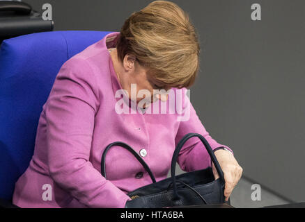 Berlin, Deutschland. 9. März 2017. Die deutsche Bundeskanzlerin Angela Merkel (CDU) im Bundestag in Berlin, Deutschland, 9. März 2017. Merkel erteilt eine Regierungserklärung zum bevorstehenden EU-Gipfel. Foto: Michael Kappeler/Dpa/Alamy Live News Stockfoto