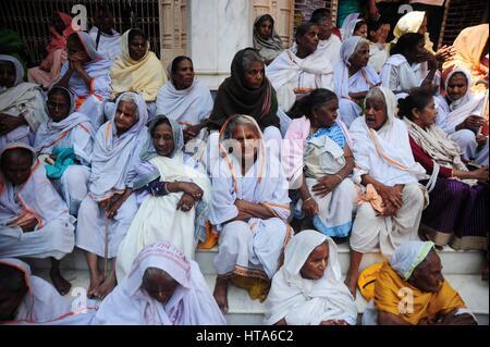 Mathura, Uttar Pradesh, Indien. 9. März 2017. Mathura: Indischen Witwen zu feiern Holi Festival am Gopinath Tempel in der Heiligen Stadt Vrindavan, Uttar Pradesh auf 03.09.2017 warten. Witwen werden voraussichtlich alle irdisches Vergnügen, Bute dieser Frauen-in-weiß-Pause alle gesellschaftlichen Shakles feiern das Fest der Farben zu verzichten. Foto von Prabhat Kumar Verma Credit: Prabhat Kumar Verma/ZUMA Draht/Alamy Live News Stockfoto