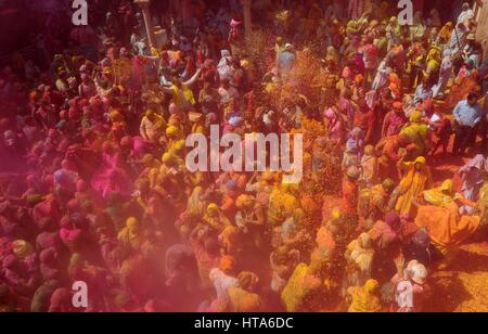 Mathura, Uttar Pradesh, Indien. 9. März 2017. Mathura: Indische Witwen feiern Holi Festival am Gopinath Tempel in der Heiligen Stadt Vrindavan, Uttar Pradesh auf 03.09.2017. Witwen werden voraussichtlich alle irdisches Vergnügen, Bute dieser Frauen-in-weiß-Pause alle gesellschaftlichen Shakles feiern das Fest der Farben zu verzichten. Foto von Prabhat Kumar Verma Credit: Prabhat Kumar Verma/ZUMA Draht/Alamy Live News Stockfoto