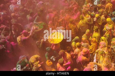 Mathura, Uttar Pradesh, Indien. 9. März 2017. Mathura: Indische Witwen feiern Holi Festival am Gopinath Tempel in der Heiligen Stadt Vrindavan, Uttar Pradesh auf 03.09.2017. Witwen werden voraussichtlich alle irdisches Vergnügen, Bute dieser Frauen-in-weiß-Pause alle gesellschaftlichen Shakles feiern das Fest der Farben zu verzichten. Foto von Prabhat Kumar Verma Credit: Prabhat Kumar Verma/ZUMA Draht/Alamy Live News Stockfoto