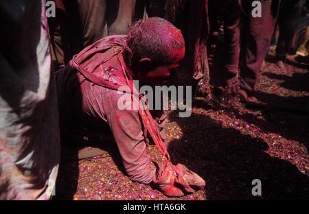 Mathura, Uttar Pradesh, Indien. 9. März 2017. Mathura: Eine indische Witwe feiern Holi Festival am Gopinath Tempel in der Heiligen Stadt Vrindavan, Uttar Pradesh auf 03.09.2017. Witwen werden voraussichtlich alle irdisches Vergnügen, Bute dieser Frauen-in-weiß-Pause alle gesellschaftlichen Shakles feiern das Fest der Farben zu verzichten. Foto von Prabhat Kumar Verma Credit: Prabhat Kumar Verma/ZUMA Draht/Alamy Live News Stockfoto