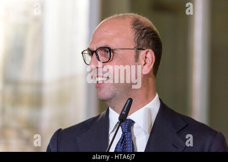 Rom, Italien. 8. März 2017. Der italienische Außenminister Anglelino Alfano und ungarische Außenminister Péter Szijjártó halten fand eine Pressekonferenz statt, bei der Herr Szijjártó auf Ungarns neues Gesetz zwingt Asylbewerber in Haftanstalten in Frage gestellt wird. Bildnachweis: Stephen Bisgrove/Alamy Live-Nachrichten Stockfoto