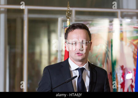 Rom, Italien. 8. März 2017. Der italienische Außenminister Anglelino Alfano und ungarische Außenminister Péter Szijjártó halten fand eine Pressekonferenz statt, bei der Herr Szijjártó auf Ungarns neues Gesetz zwingt Asylbewerber in Haftanstalten in Frage gestellt wird. Bildnachweis: Stephen Bisgrove/Alamy Live-Nachrichten Stockfoto